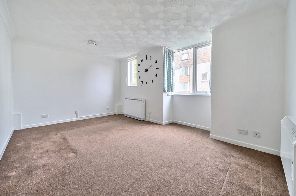 Property photo 2 of 8 1303777-1-683Ec7F...