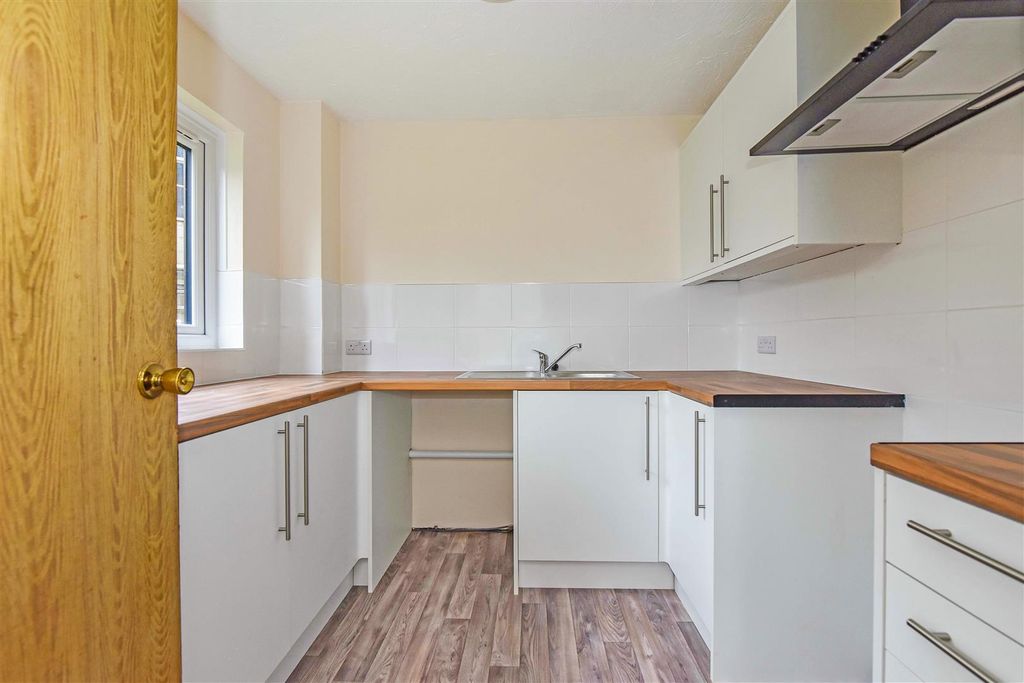 Property photo 2 of 7 Kitchen