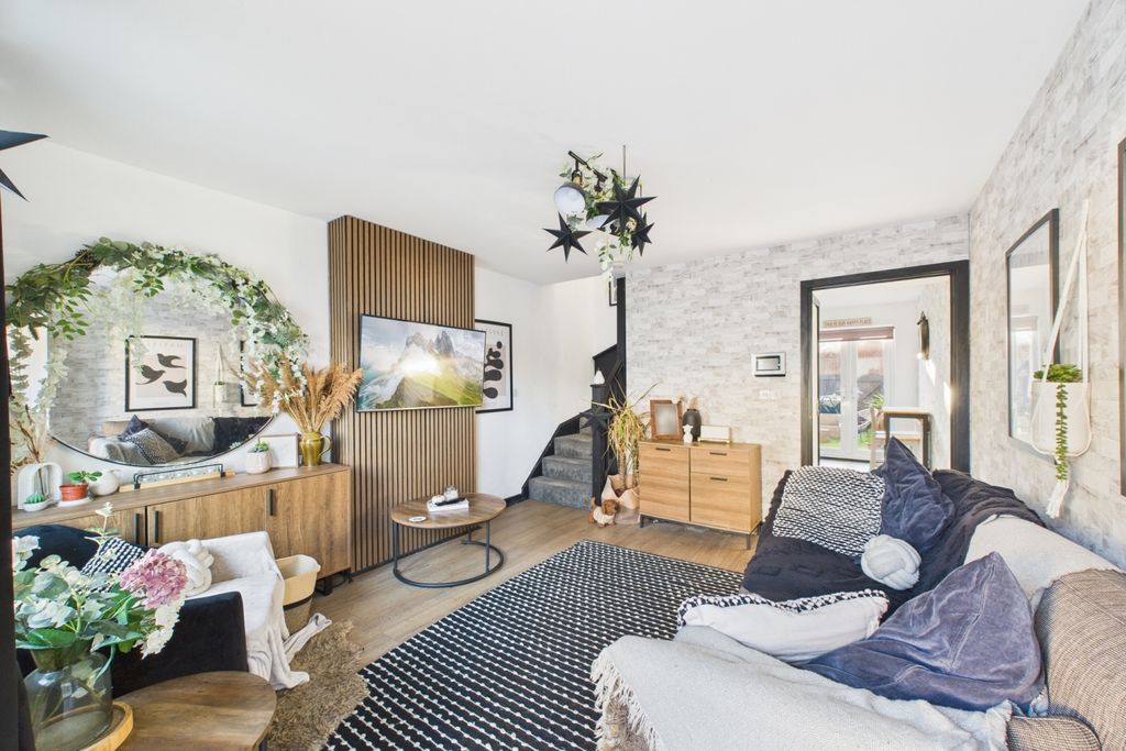 Property photo 2 of 11 Living Room