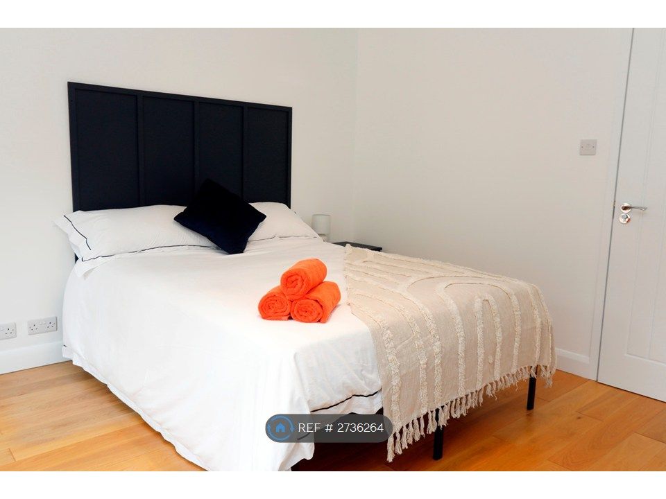 Property photo 3 of 9 Bedroom With Garden Access