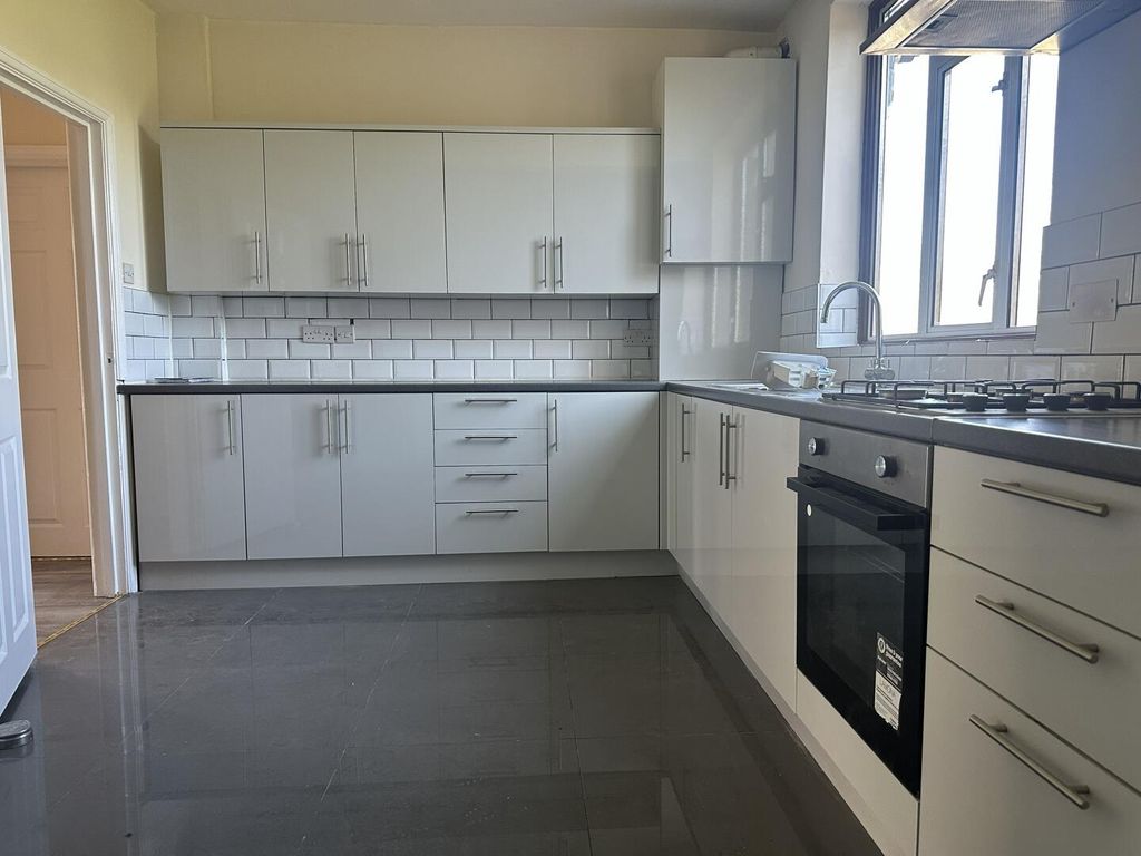 Property photo 3 of 11 Kitchen