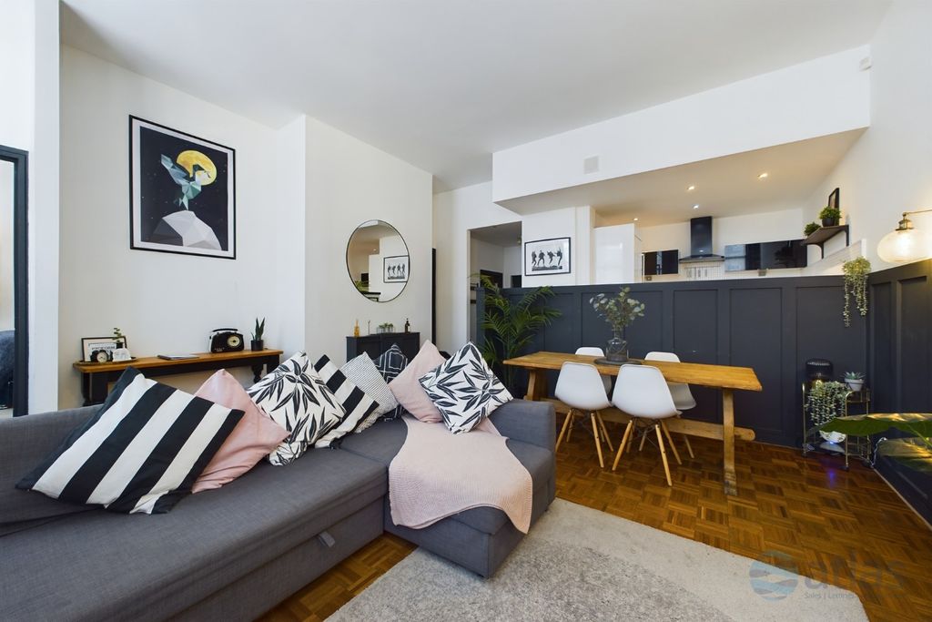 Property photo 2 of 14 Lounge