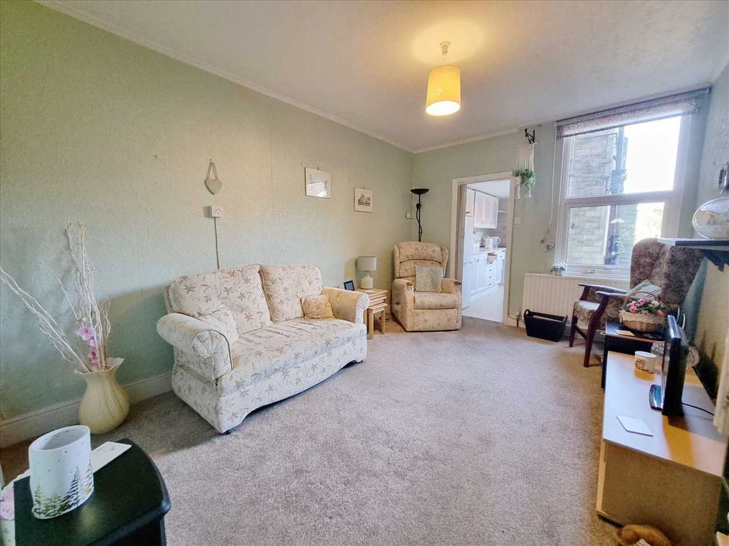 Property photo 3 of 9 Lounge: