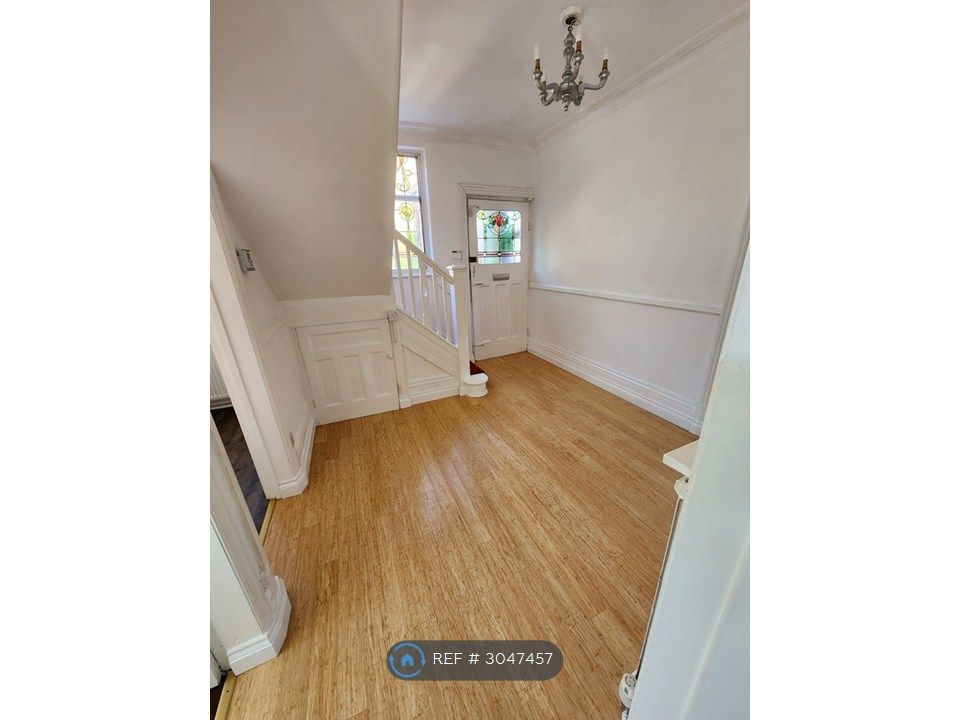 Property photo 2 of 28 Entrance Hall