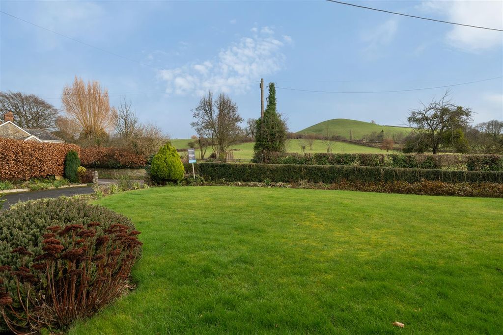 Property photo 2 of 18 Garden