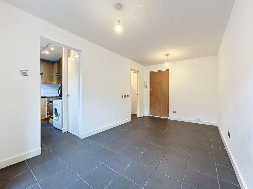 Property photo 2 of 18 Living Space / Studio