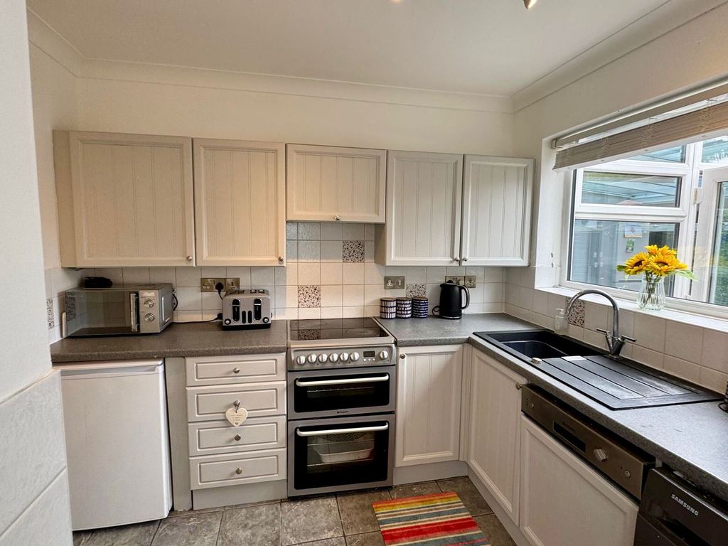 Property photo 3 of 16 Kitchen