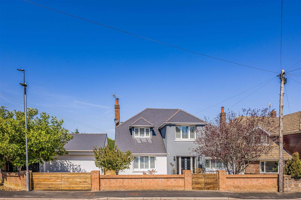 Property photo 1 of 30 1 Christchurch Gardens, Waterlooville-Small-Portic