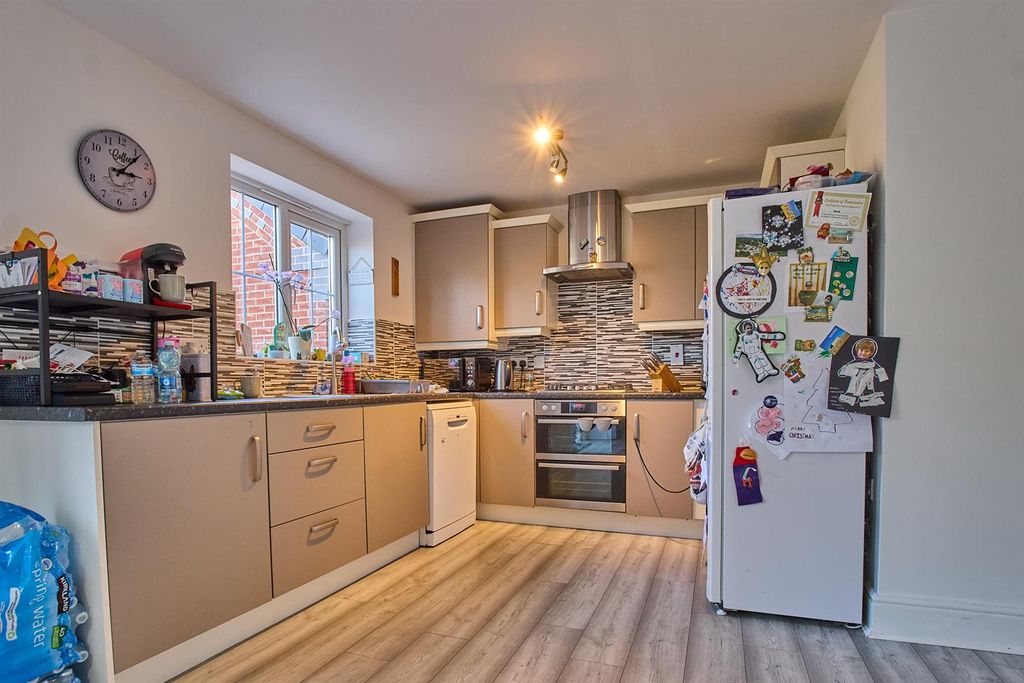 Property photo 2 of 13 Kitchen/Dining Area