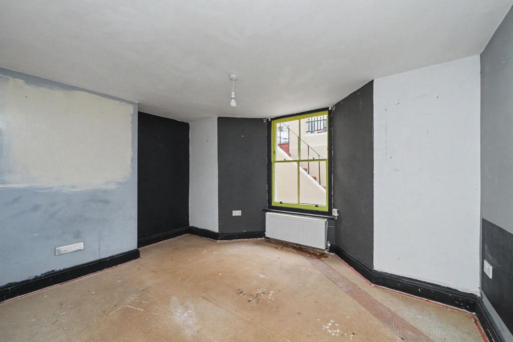 Property photo 2 of 22 Basement, 51 York Road, Hove, East Sussex, Bn3 1Dj