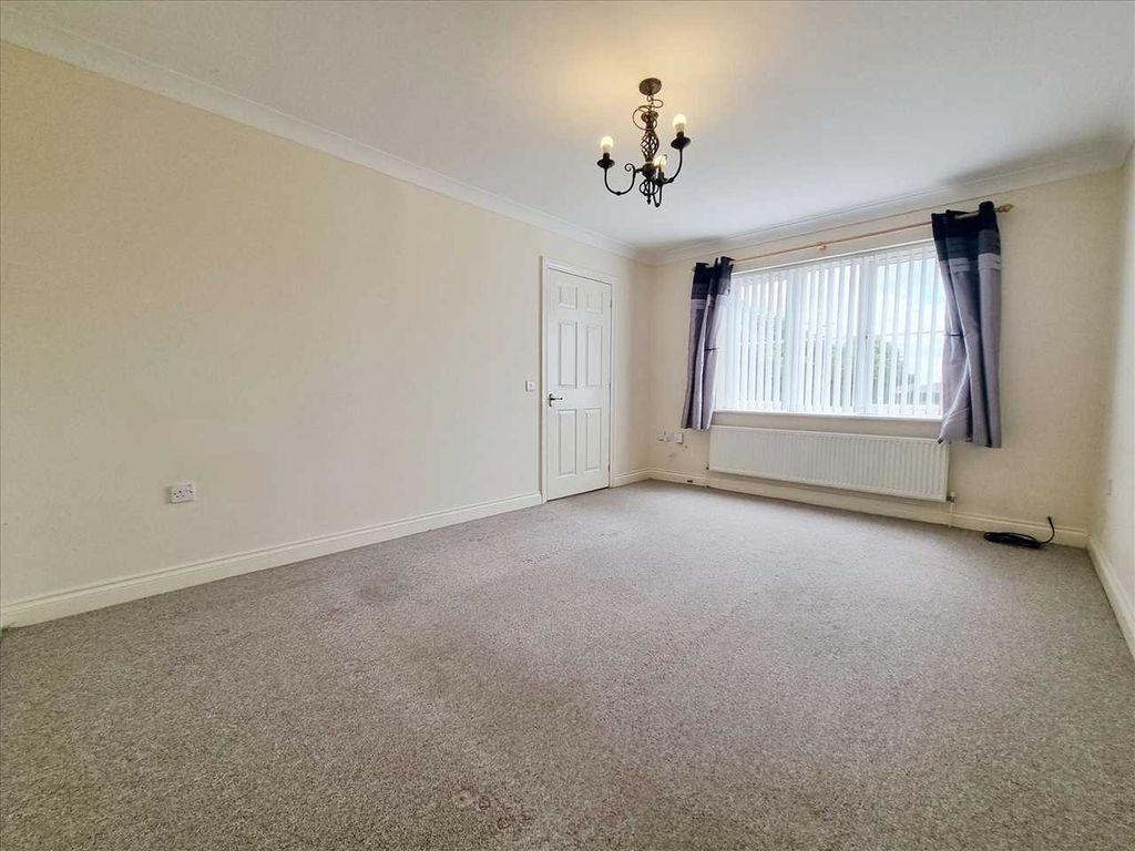 Property photo 2 of 11 Lounge: