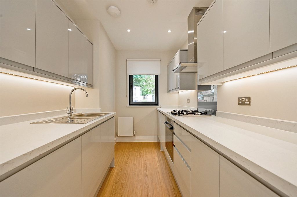 Property photo 2 of 7 Kitchen