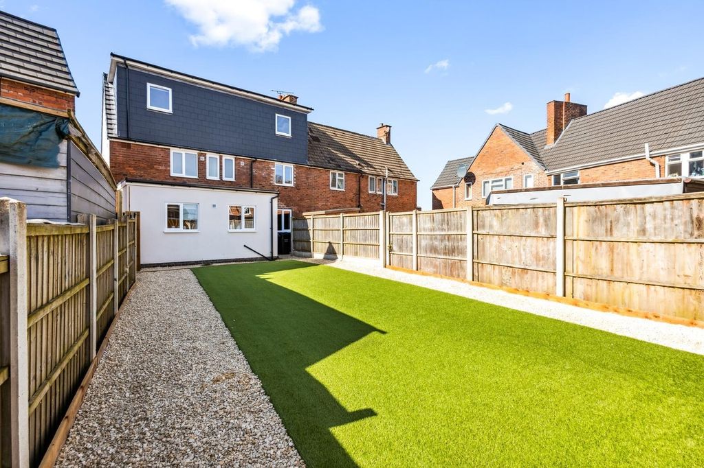 Property photo 2 of 36 Spacious And Well-Maintained Garden Area, Perfect ...