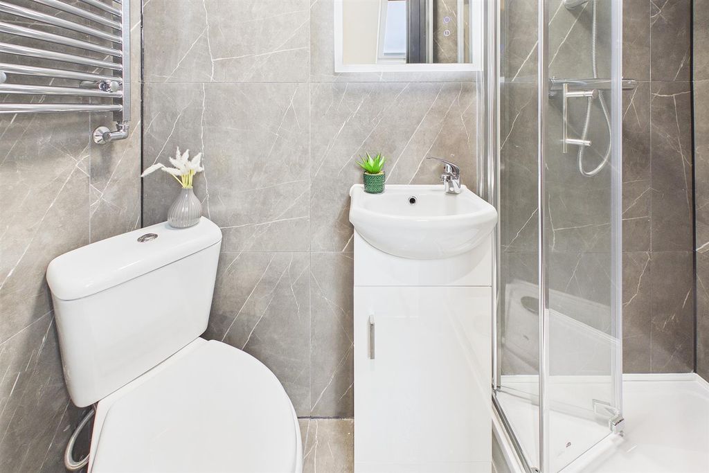 Property photo 3 of 10 Ensuite