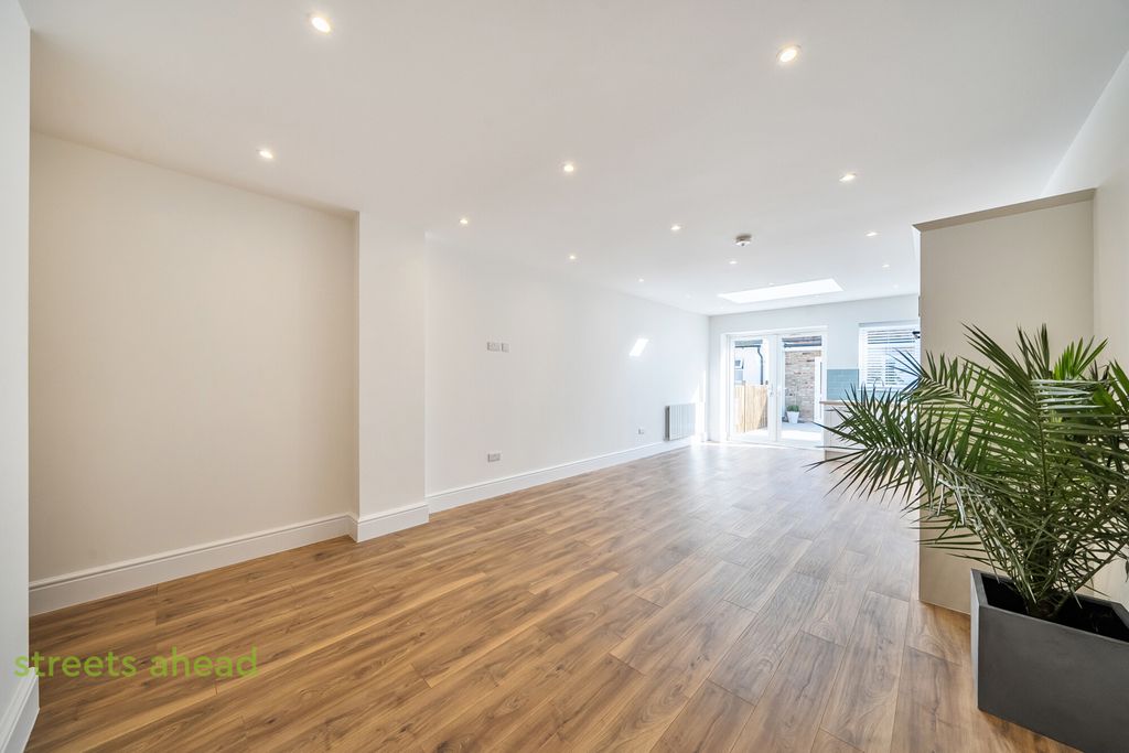 Property photo 2 of 20 052A9A0A-6130-401...