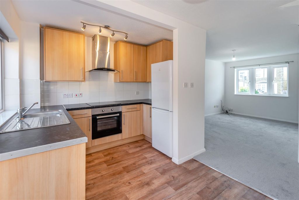 Property photo 3 of 11 8565023-Interior03.Jpg