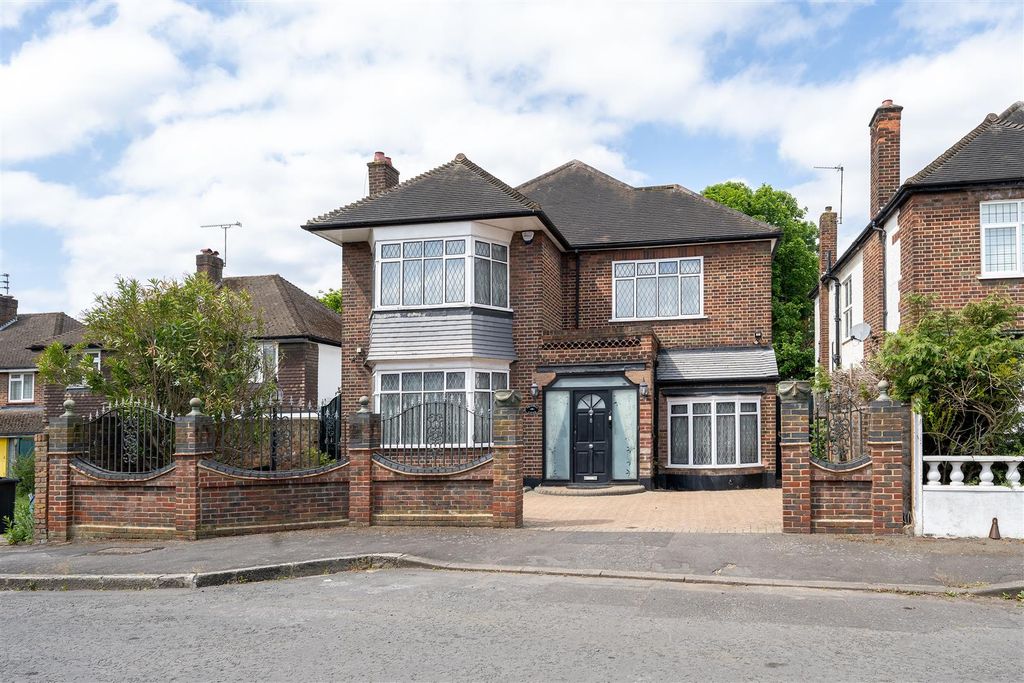 Property photo 1 of 37 Hermitage Close, E18