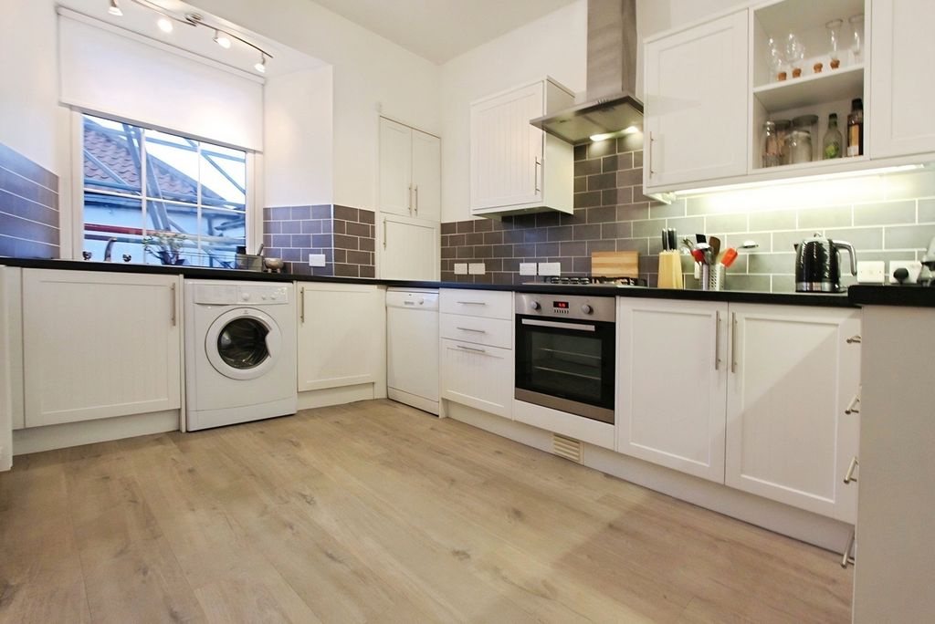 Property photo 3 of 18 Kitchen