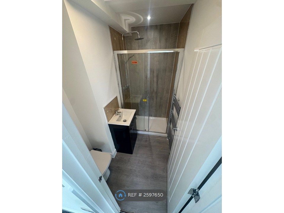 Property photo 3 of 9 Bathroom