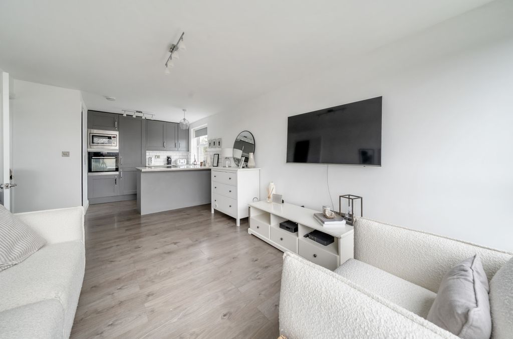 Property photo 2 of 11 Kitchen / Recepti...