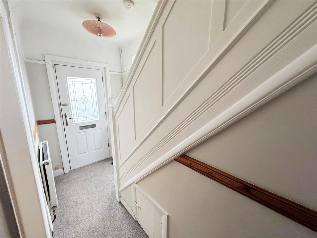 Property photo 2 of 12 Entrance Hall