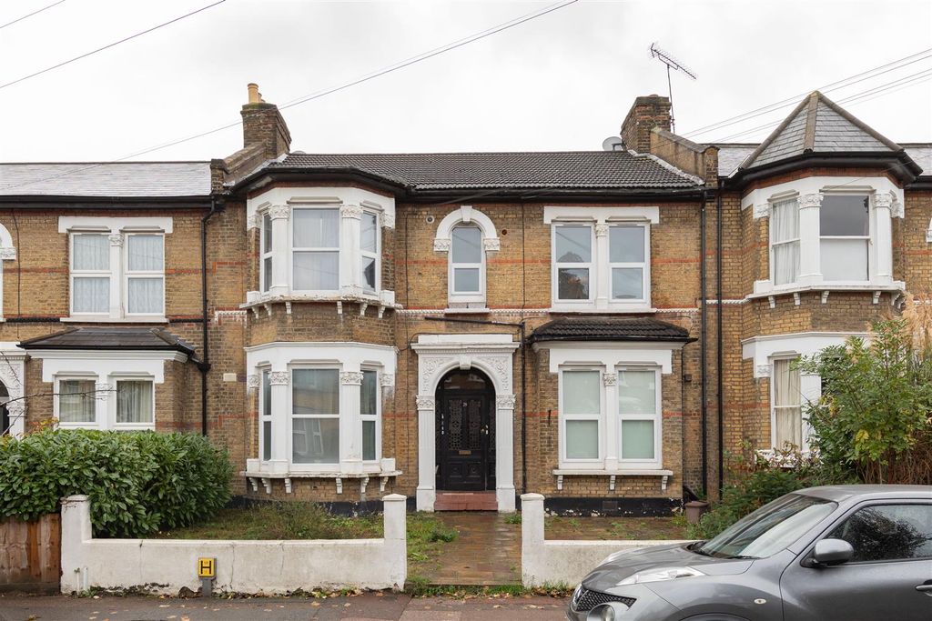 Property photo 1 of 15 Forest Drive East, E11