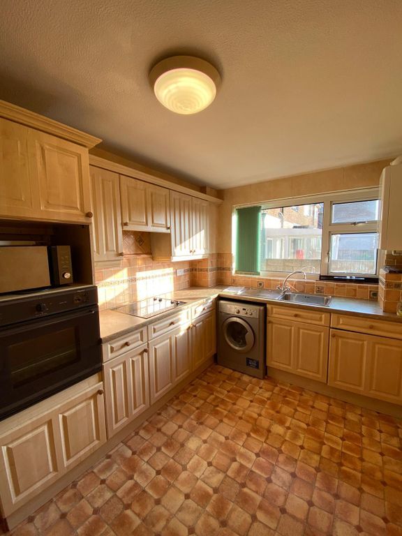 Property photo 2 of 6 Kitchen