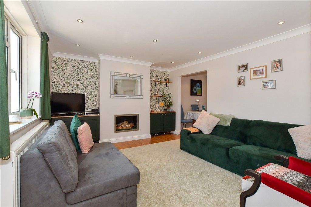 Property photo 1 of 14 Lounge