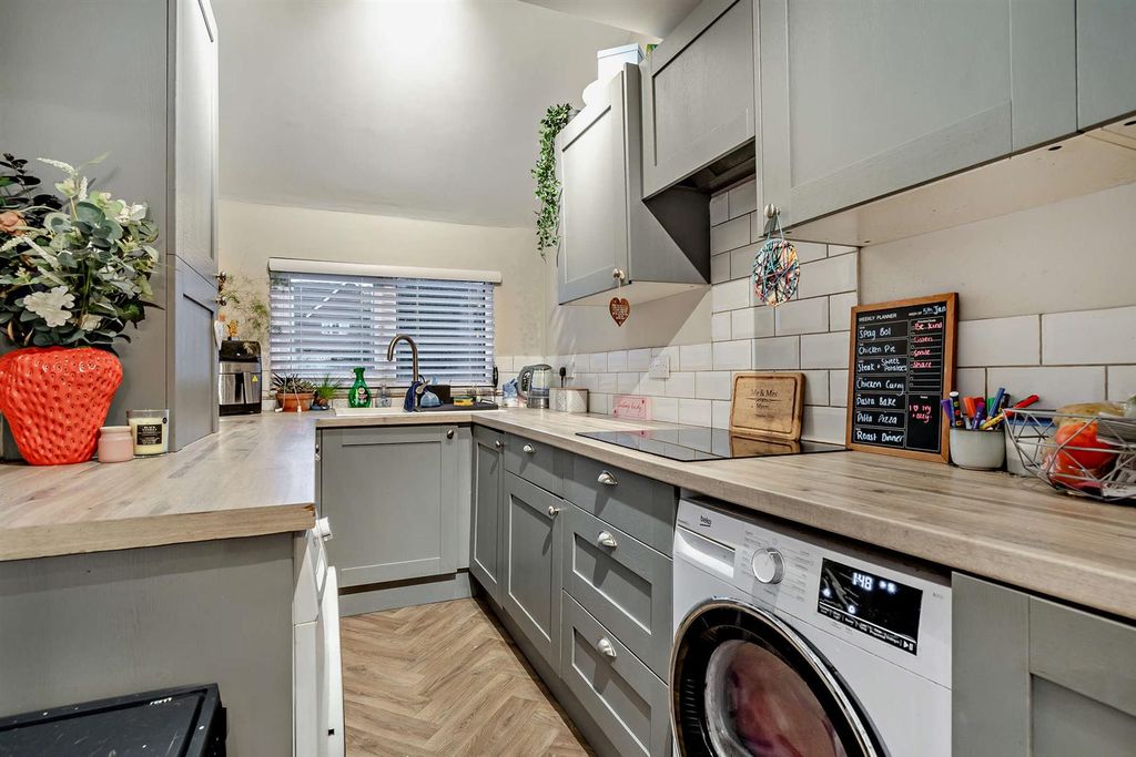 Property photo 2 of 8 8674991-Interior06-800.Jpg