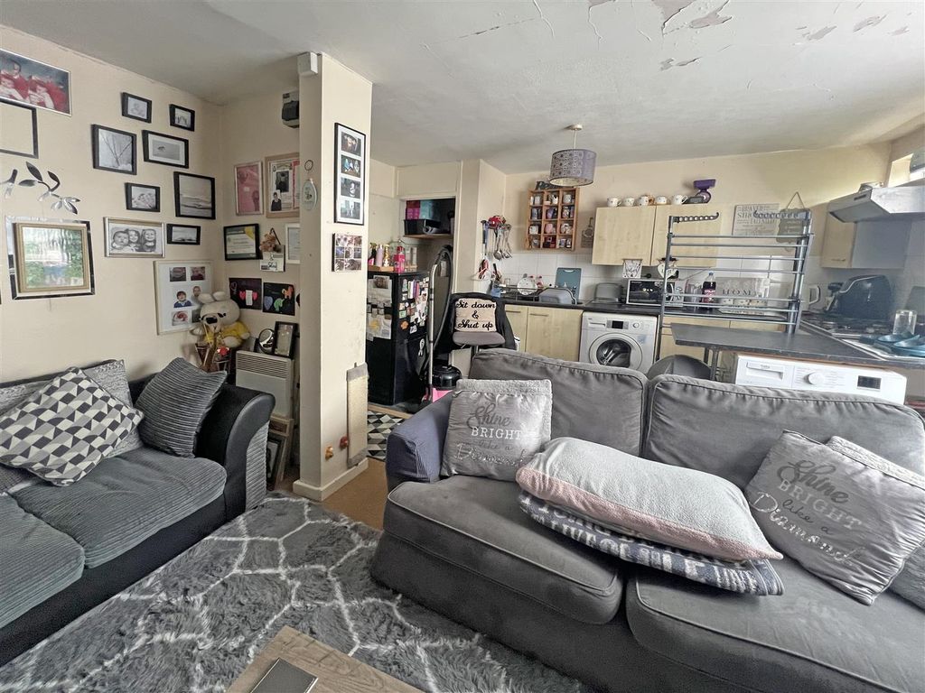 1 bed flat for saleMeadowlea, Madeley, Telford TF7 photo 4