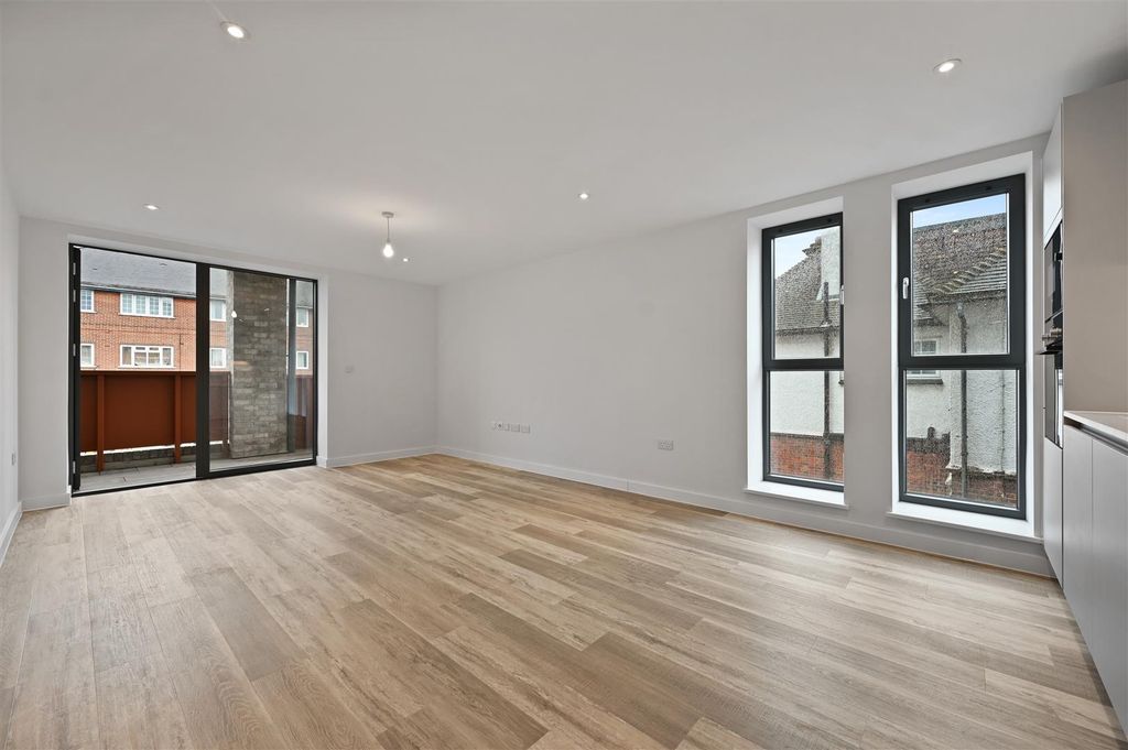 Property photo 3 of 9 Cwrealty - Flat 18, Bejoux Court - Reception3 (1).