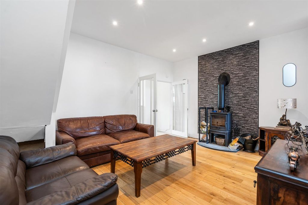 Property photo 2 of 15 86 Douglas Road_14.Jpg