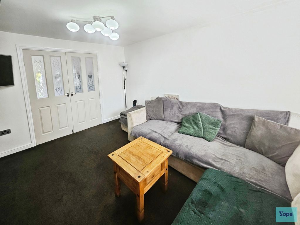 Property photo 3 of 19 Lounge
