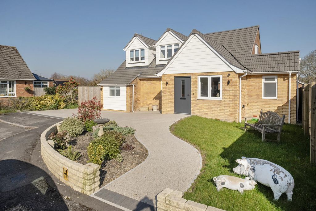 Property photo 1 of 21 Front (Exterior)