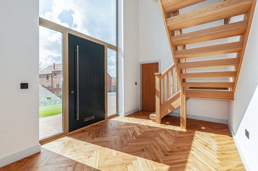 Property photo 3 of 36 Entrance Hall