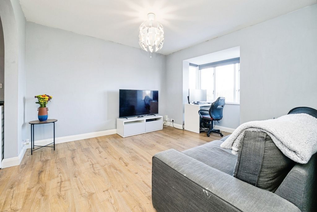 Property photo 3 of 16 Lounge