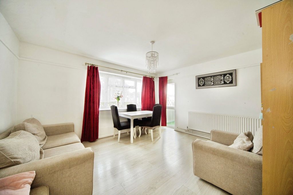 Property photo 2 of 17 Photo