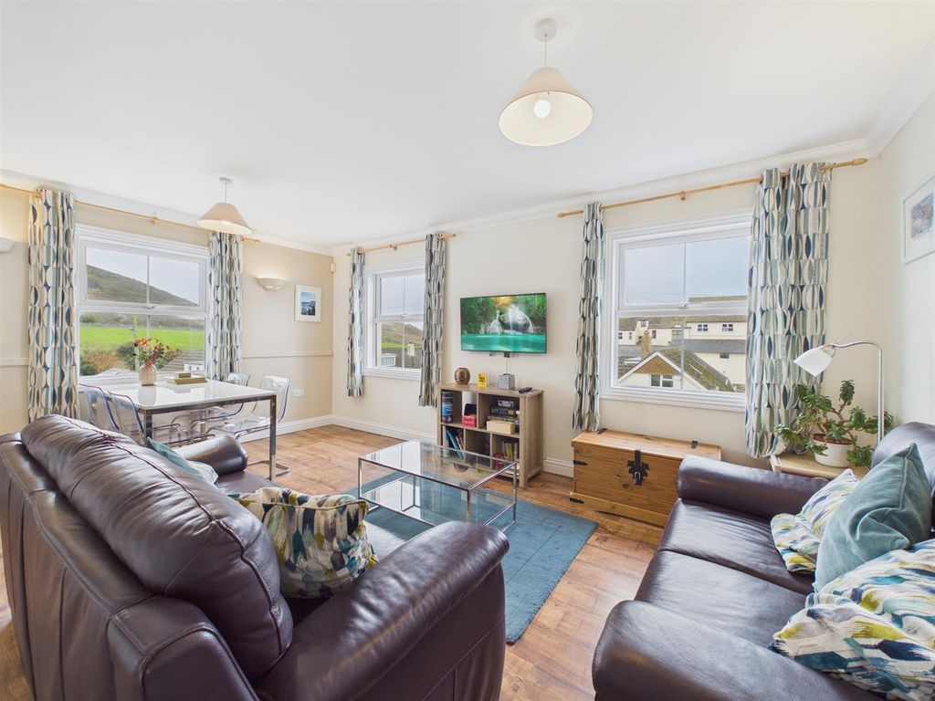 Property photo 3 of 17 Living Room