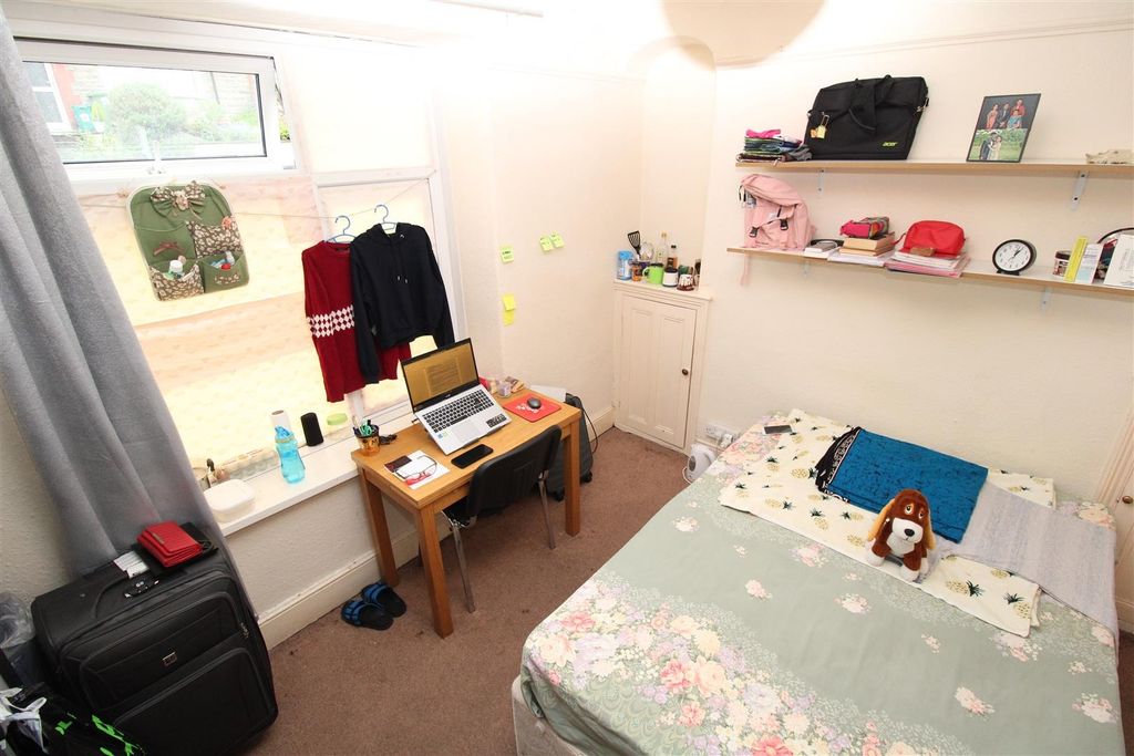 Property photo 2 of 5 Bright Bedroom With Desk And Ample Storage Space...