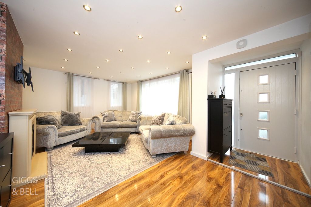 Property photo 2 of 25 4836892