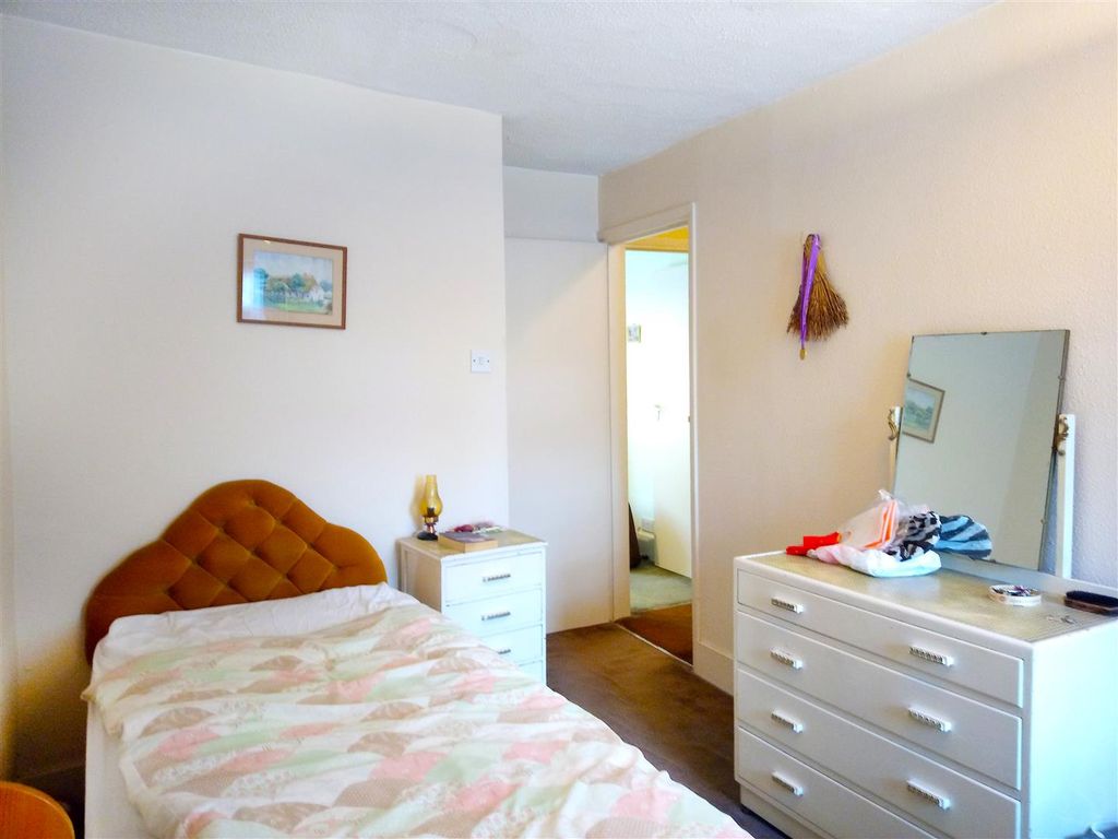 Property photo 2 of 7 Bed1Y.Jpg