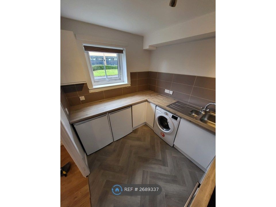 Property photo 2 of 10 Kitchen