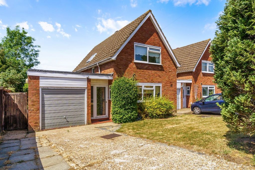 Property photo 1 of 14 Fairway Close