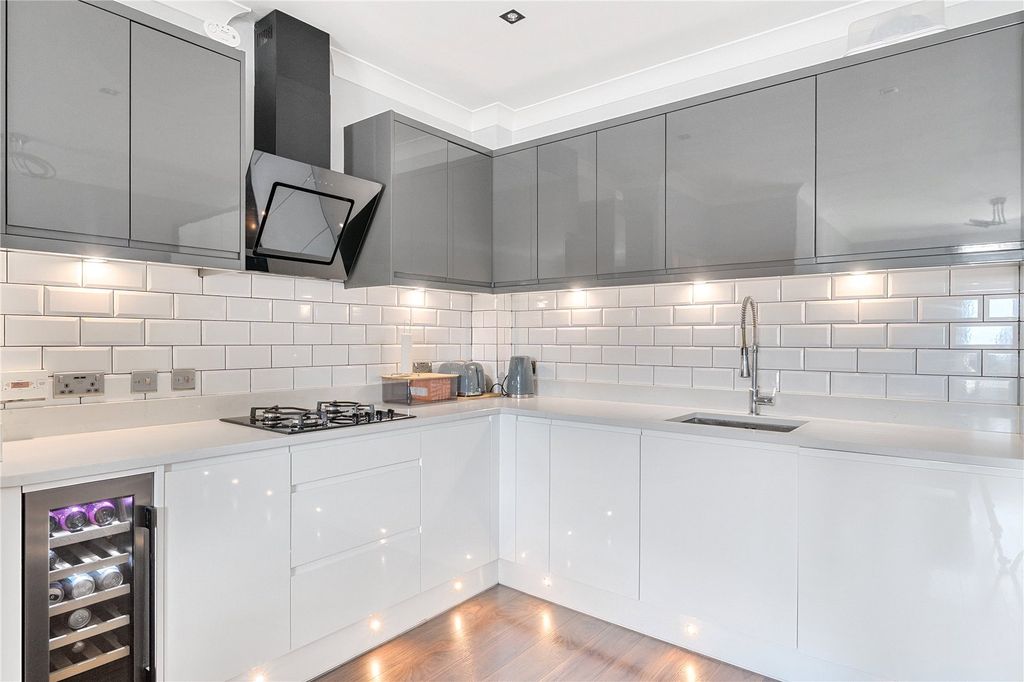 Property photo 2 of 19 Picture No. 12