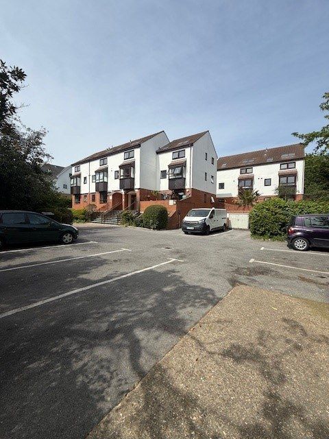 Property photo 1 of 7 Studio To Rent Hamilton Court, Bournemouth Bh8