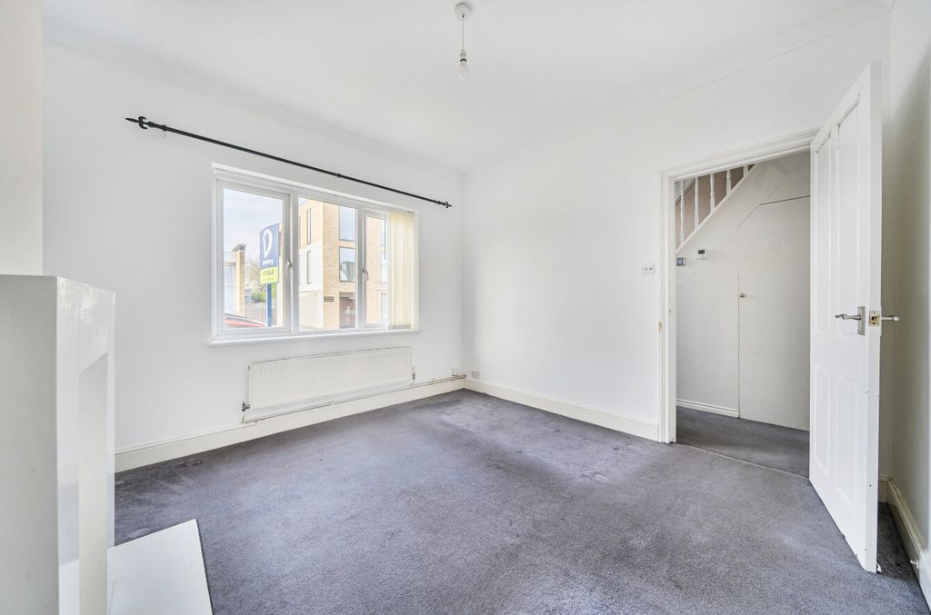 Property photo 3 of 14 Lounge2