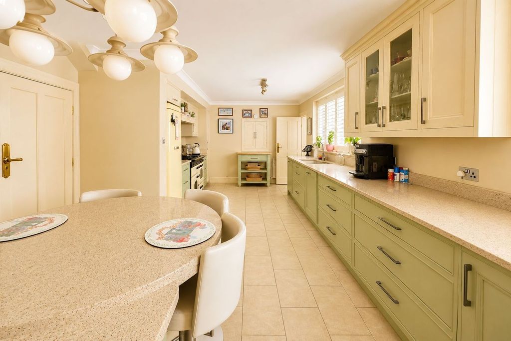 Property photo 2 of 34
