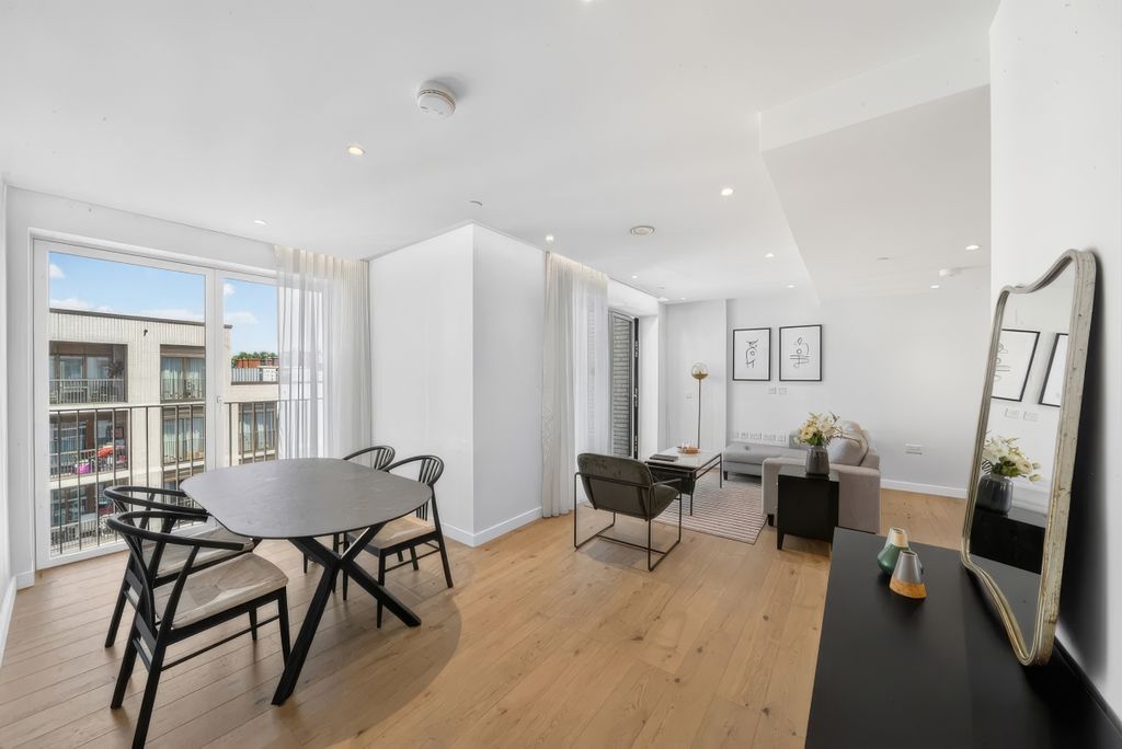 Property photo 1 of 11 Greenford House