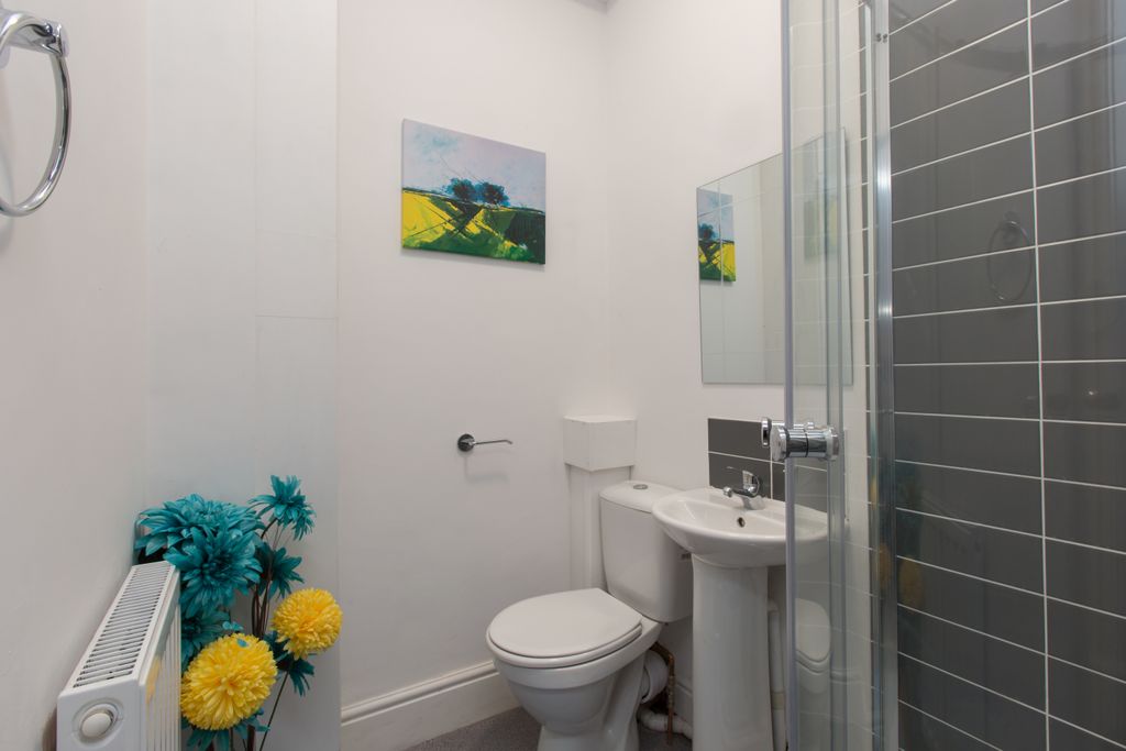 Property photo 3 of 12 Room 4 - Double Ensuite
