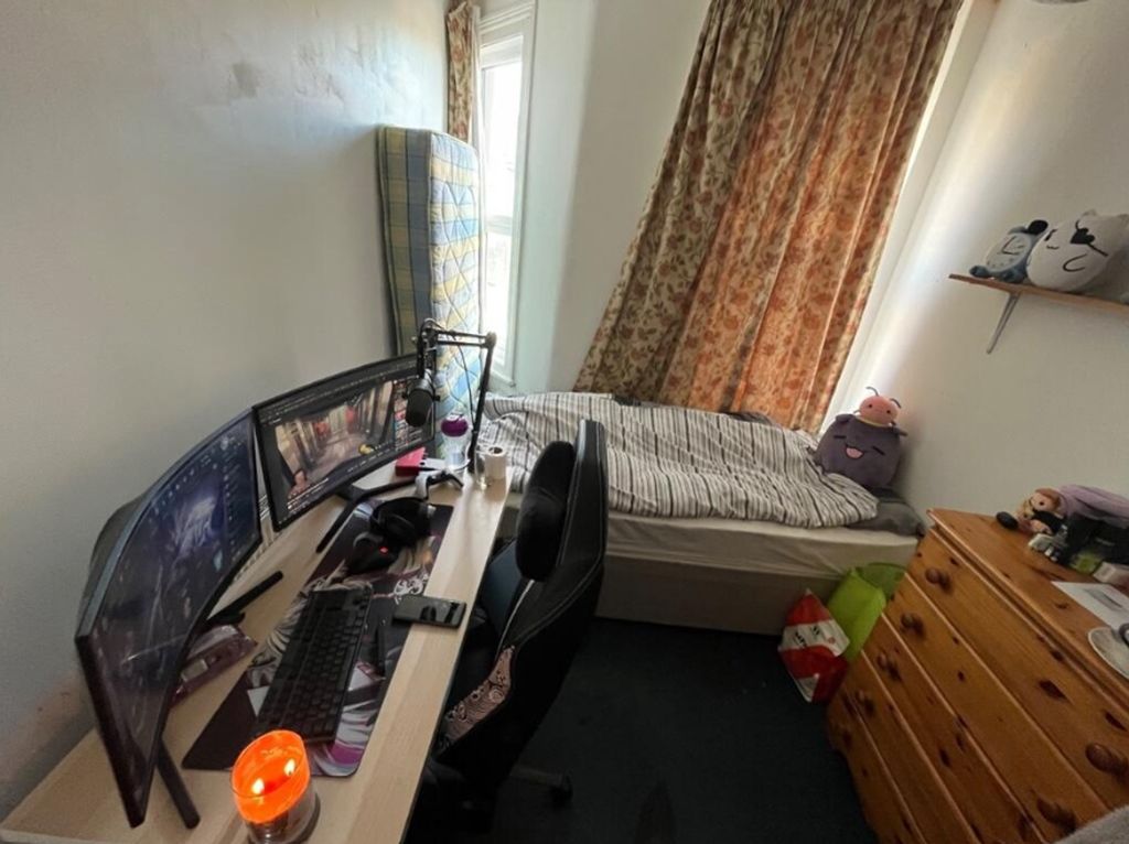 Property photo 1 of 12 A Cozy Double Bedroom Featuring A Comfortable Bed ...